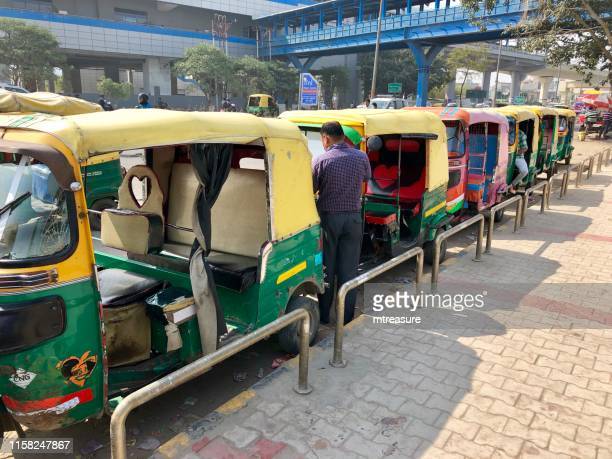 Passengers are unhappy with new auto system at Noida Sector 52 metro station